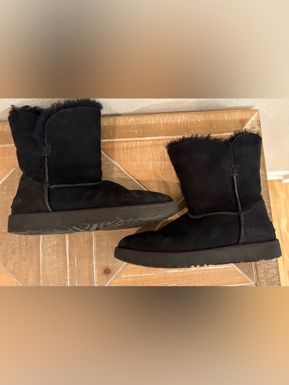 UGG Classic Cuff Mini Ankle Boot Black Suede Women’s Bootie Size 9.5